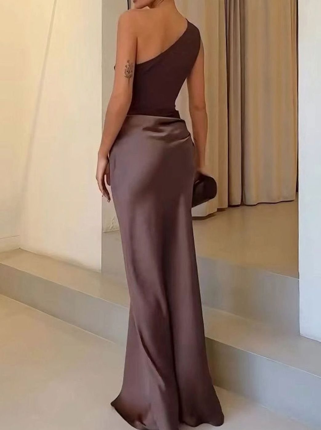 Loïs | One-shoulder maxi-jurk van satijn met gerimpeld lijfje