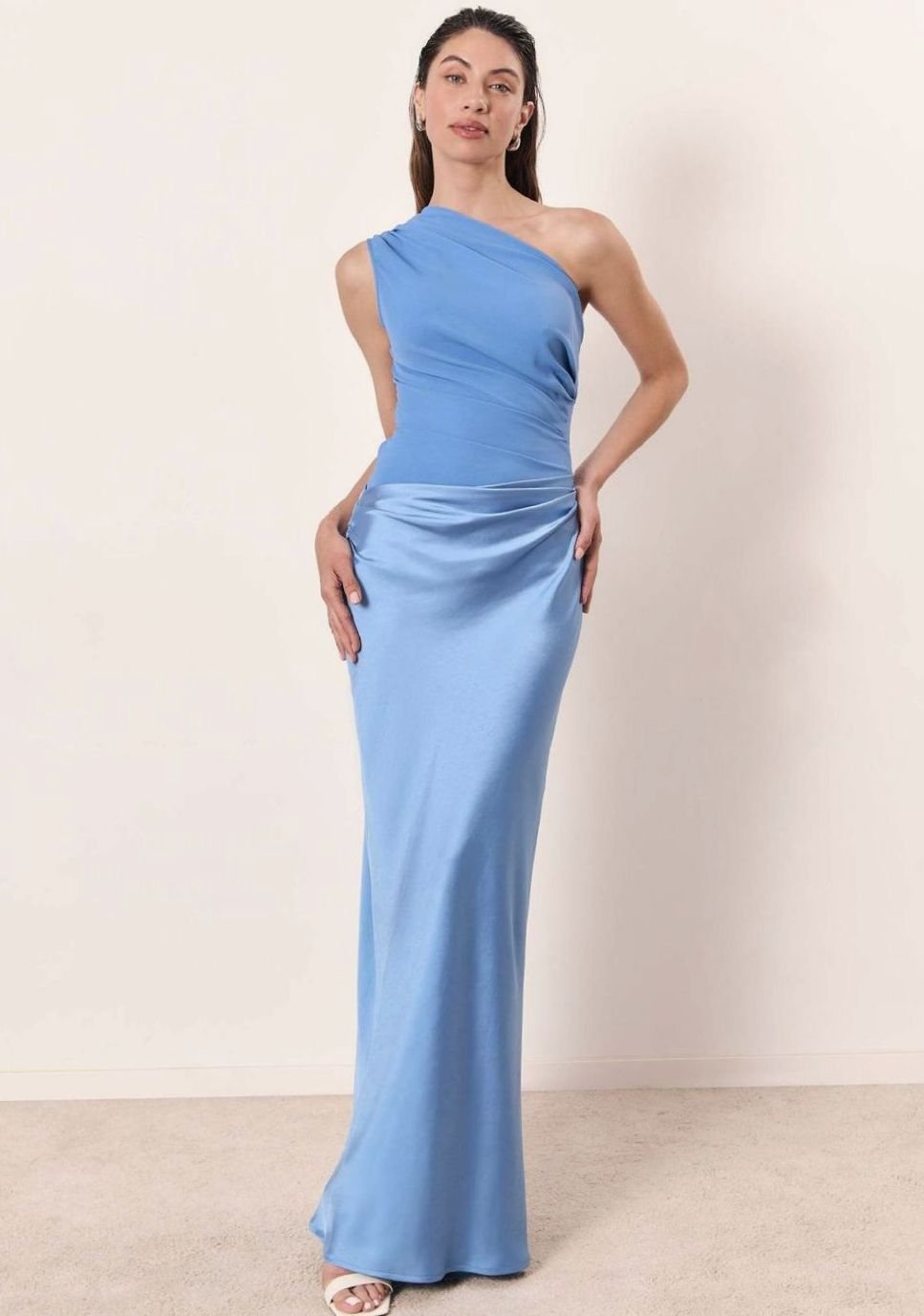 Loïs | One-shoulder maxi-jurk van satijn met gerimpeld lijfje