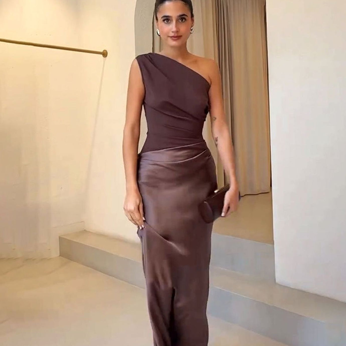 Loïs | One-shoulder maxi-jurk van satijn met gerimpeld lijfje