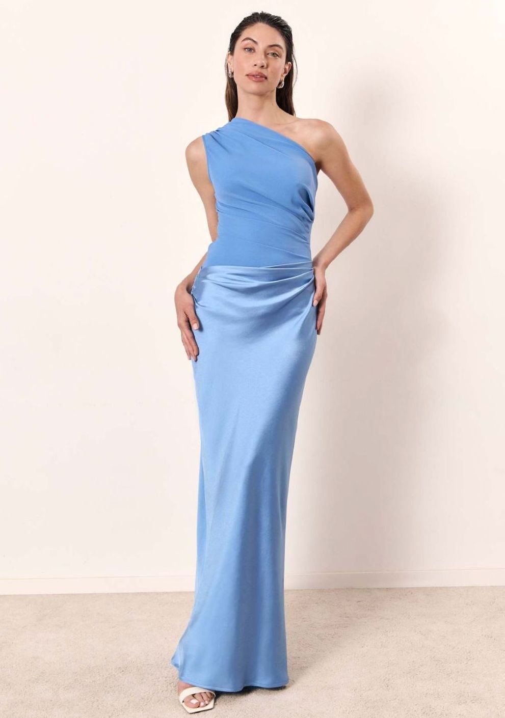 Loïs | One-shoulder maxi-jurk van satijn met gerimpeld lijfje