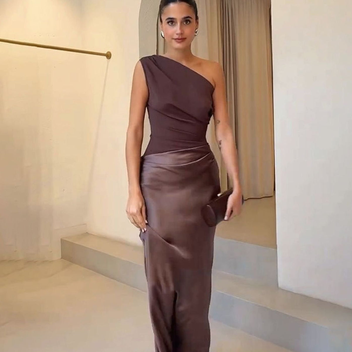 Loïs | One-shoulder maxi-jurk van satijn met gerimpeld lijfje