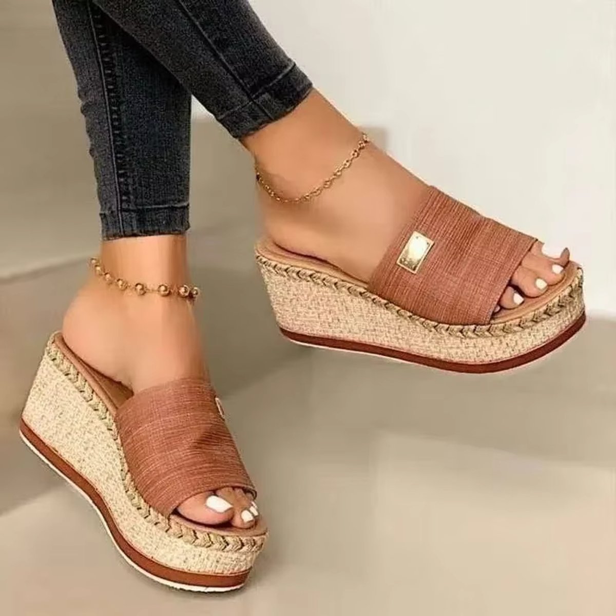 Damesslippers met espadrille-sleehak en goudkleurig detail