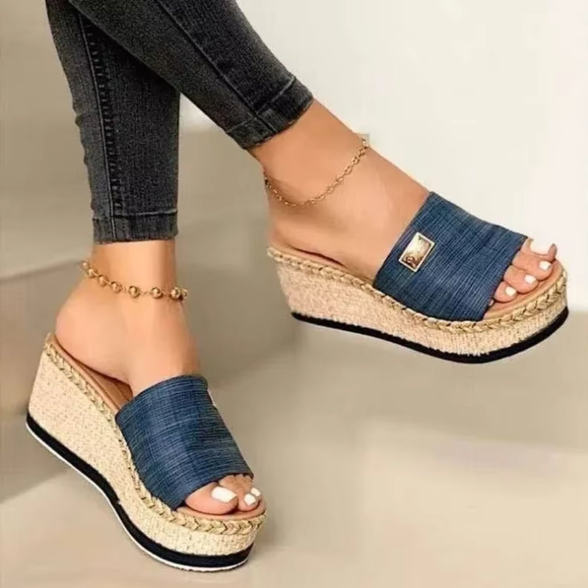 Damesslippers met espadrille-sleehak en goudkleurig detail