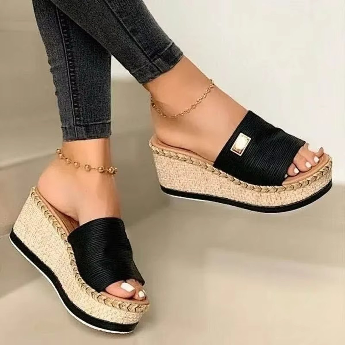 Damesslippers met espadrille-sleehak en goudkleurig detail