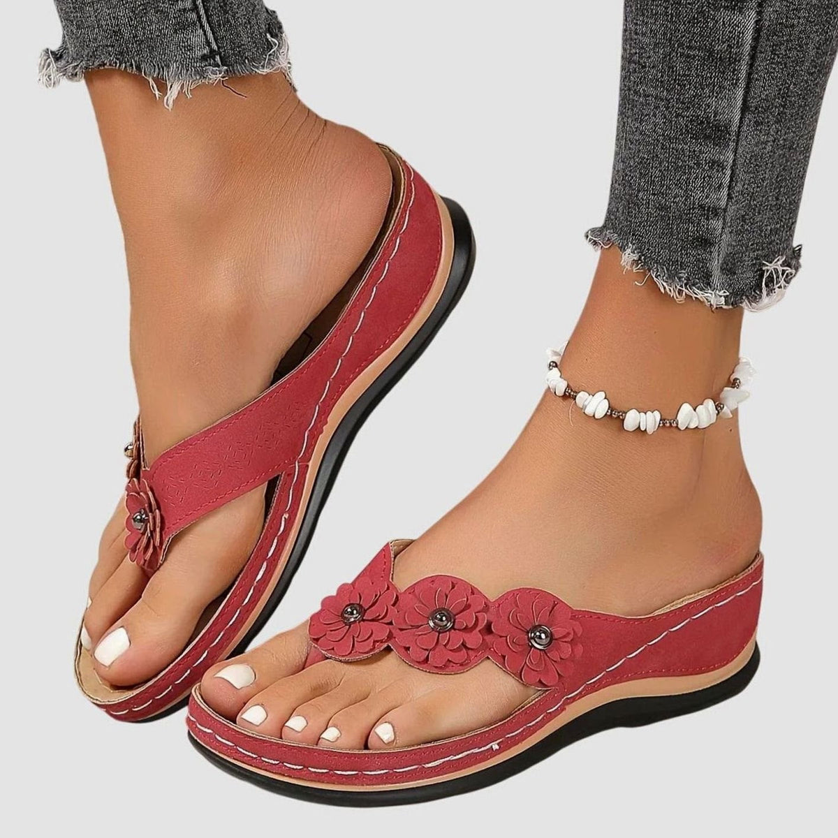 Damesteenslippers met bloemendetail en lage sleezool