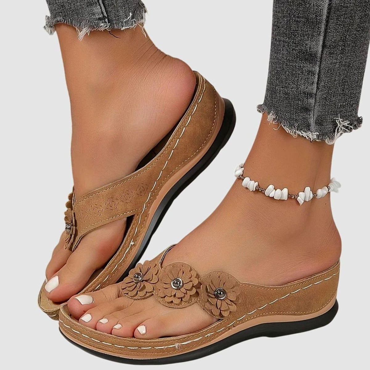 Damesteenslippers met bloemendetail en lage sleezool