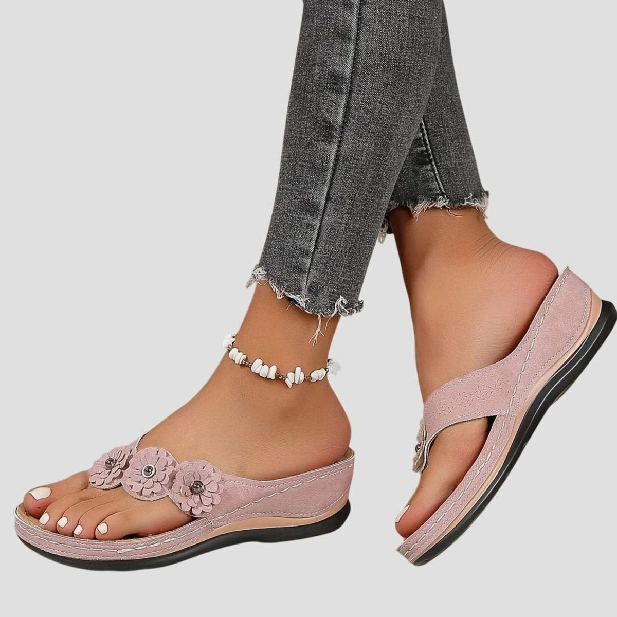 Damesteenslippers met bloemendetail en lage sleezool