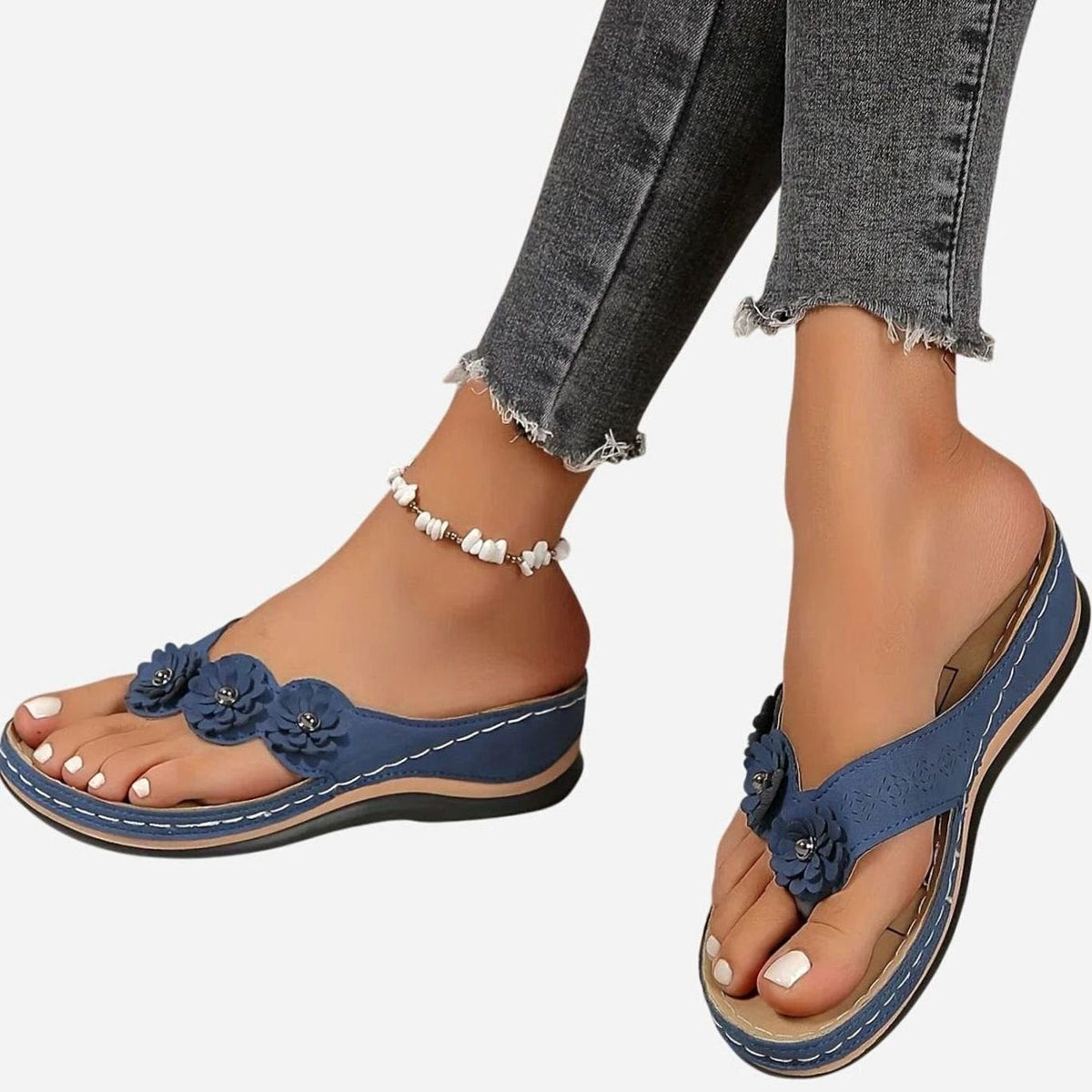 Damesteenslippers met bloemendetail en lage sleezool