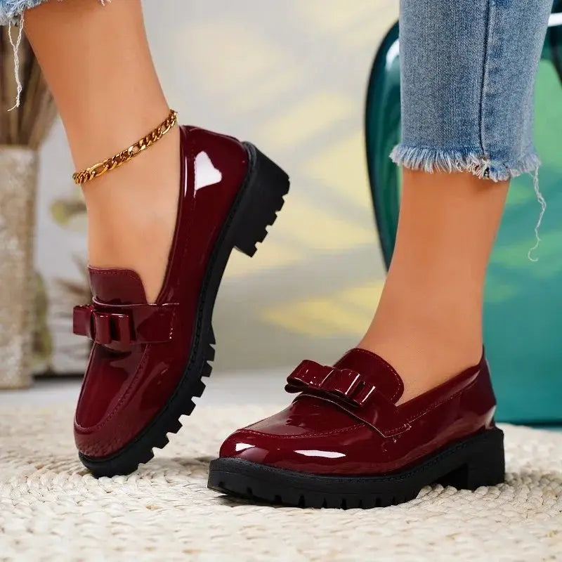Damesloafers van lakleer met strik en profielzool