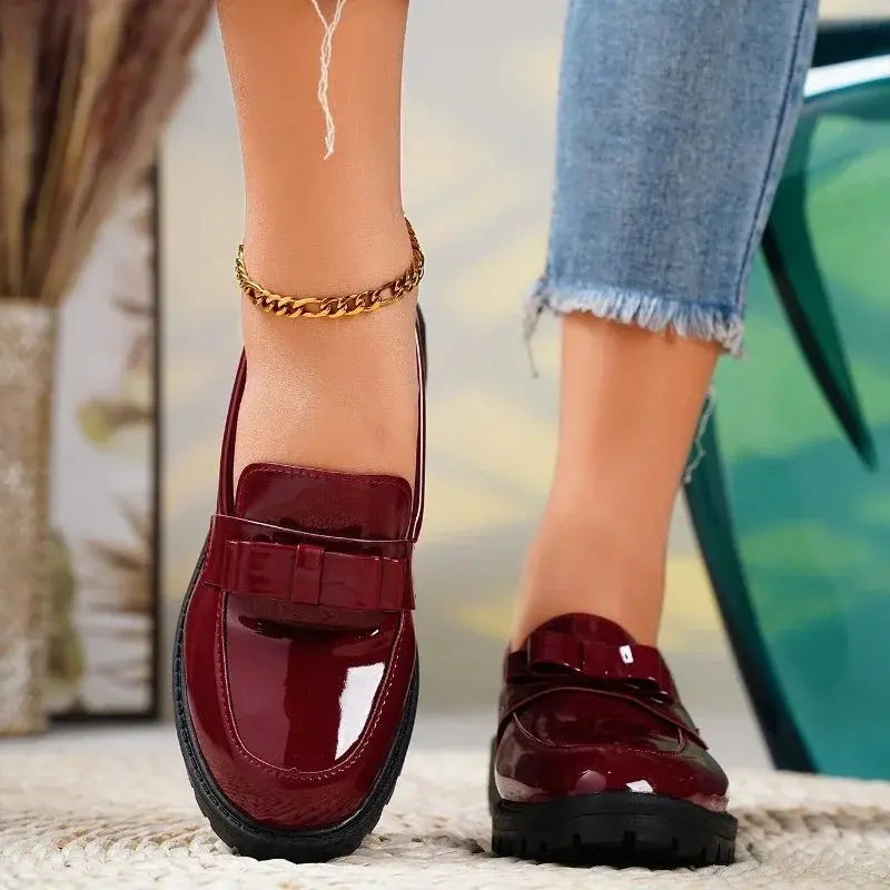 Damesloafers van lakleer met strik en profielzool