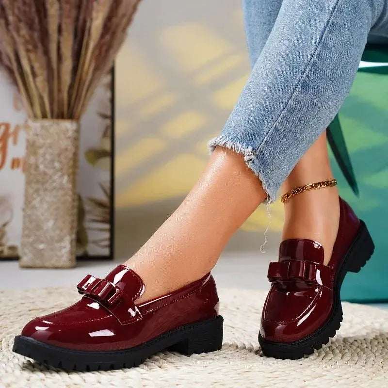 Damesloafers van lakleer met strik en profielzool