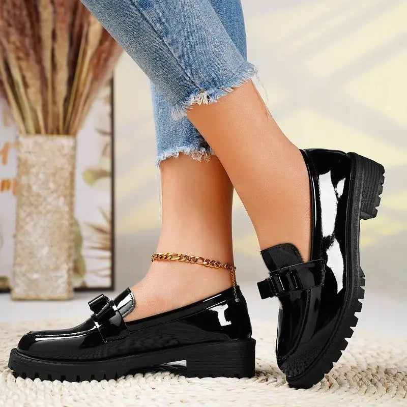 Damesloafers van lakleer met strik en profielzool