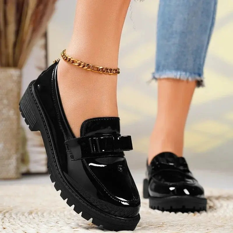 Damesloafers van lakleer met strik en profielzool