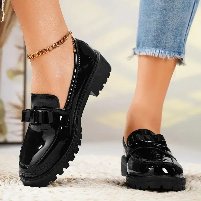 Damesloafers van lakleer met strik en profielzool