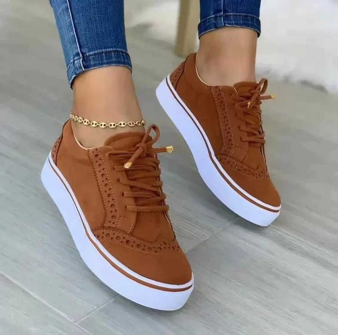 Damesplatformsneakers van PU-leer met brogueperforaties