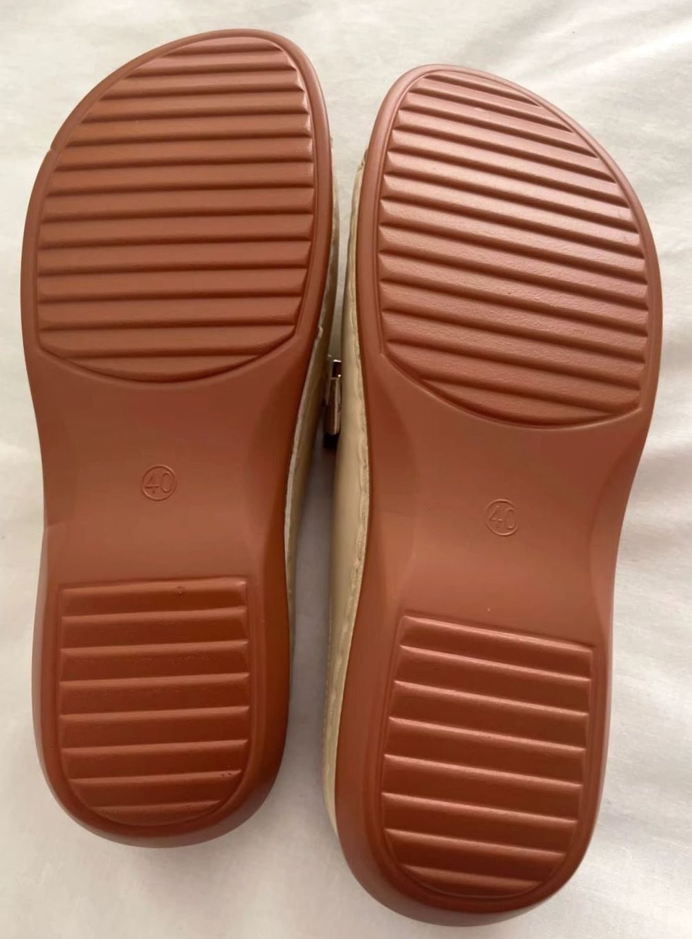 Damesinstapsandalen met goudkleurig kettingdetail