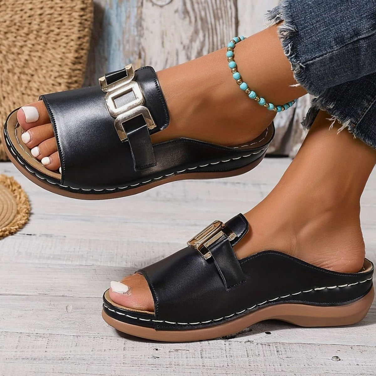 Damesinstapsandalen met goudkleurig kettingdetail