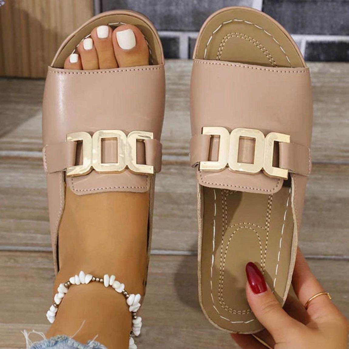 Damesinstapsandalen met goudkleurig kettingdetail