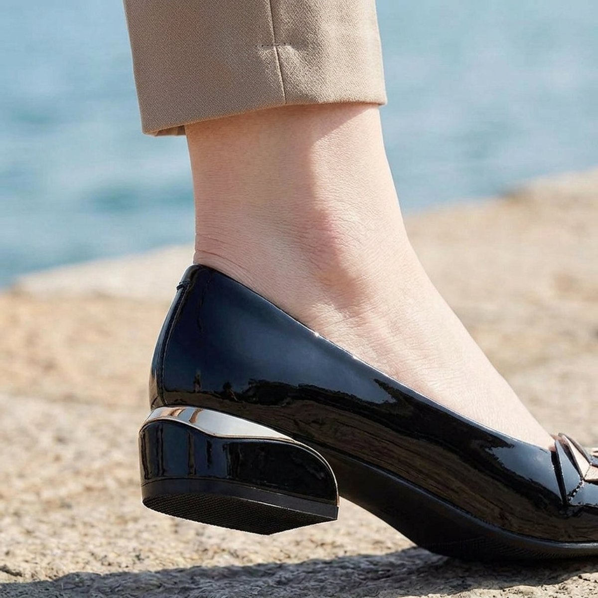 Damespumps in lakleerlook met spitse neus en blokhak