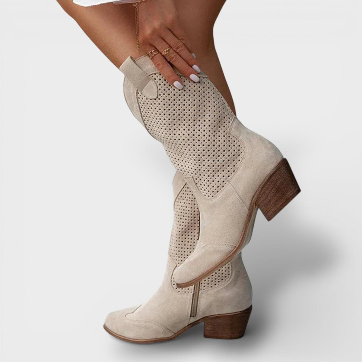 Halfhoge damescowboylaarzen met perforaties en zijrits