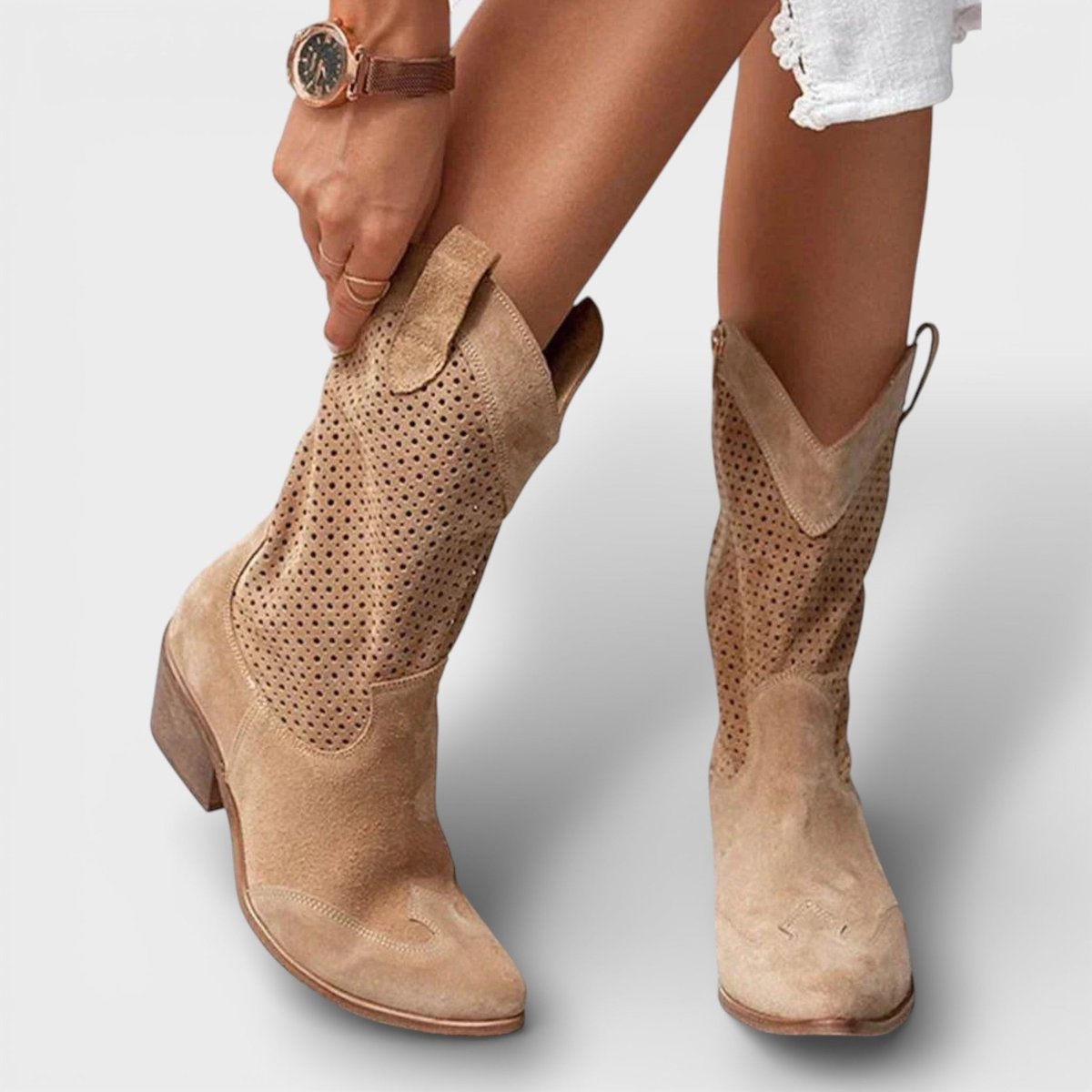 Halfhoge damescowboylaarzen met perforaties en zijrits