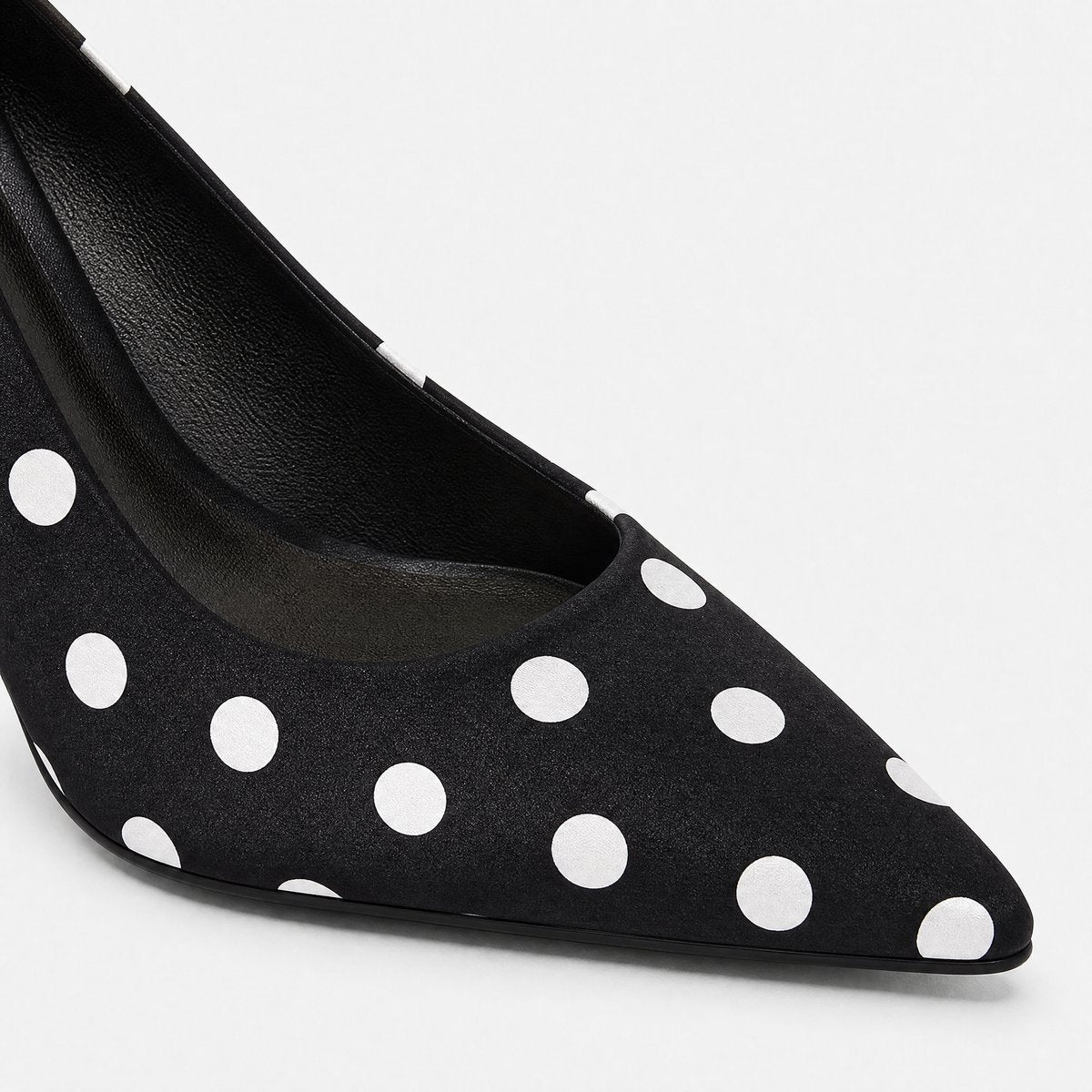 Damespumps met stippenprint, puntneus en goudkleurige stilettohak