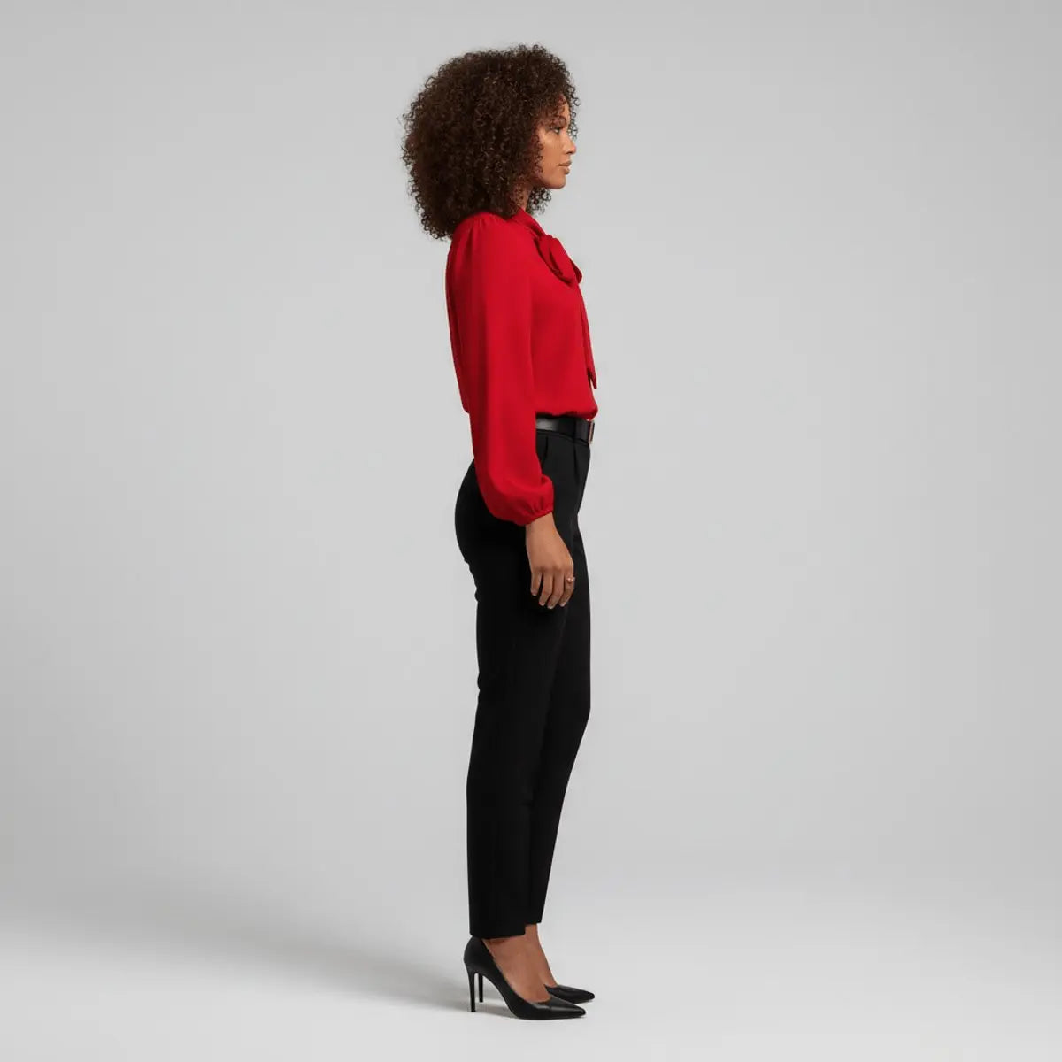 Mia | Losvallende damesblouse met halsstrik en lange mouwen