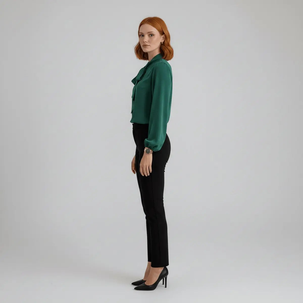 Mia | Losvallende damesblouse met halsstrik en lange mouwen
