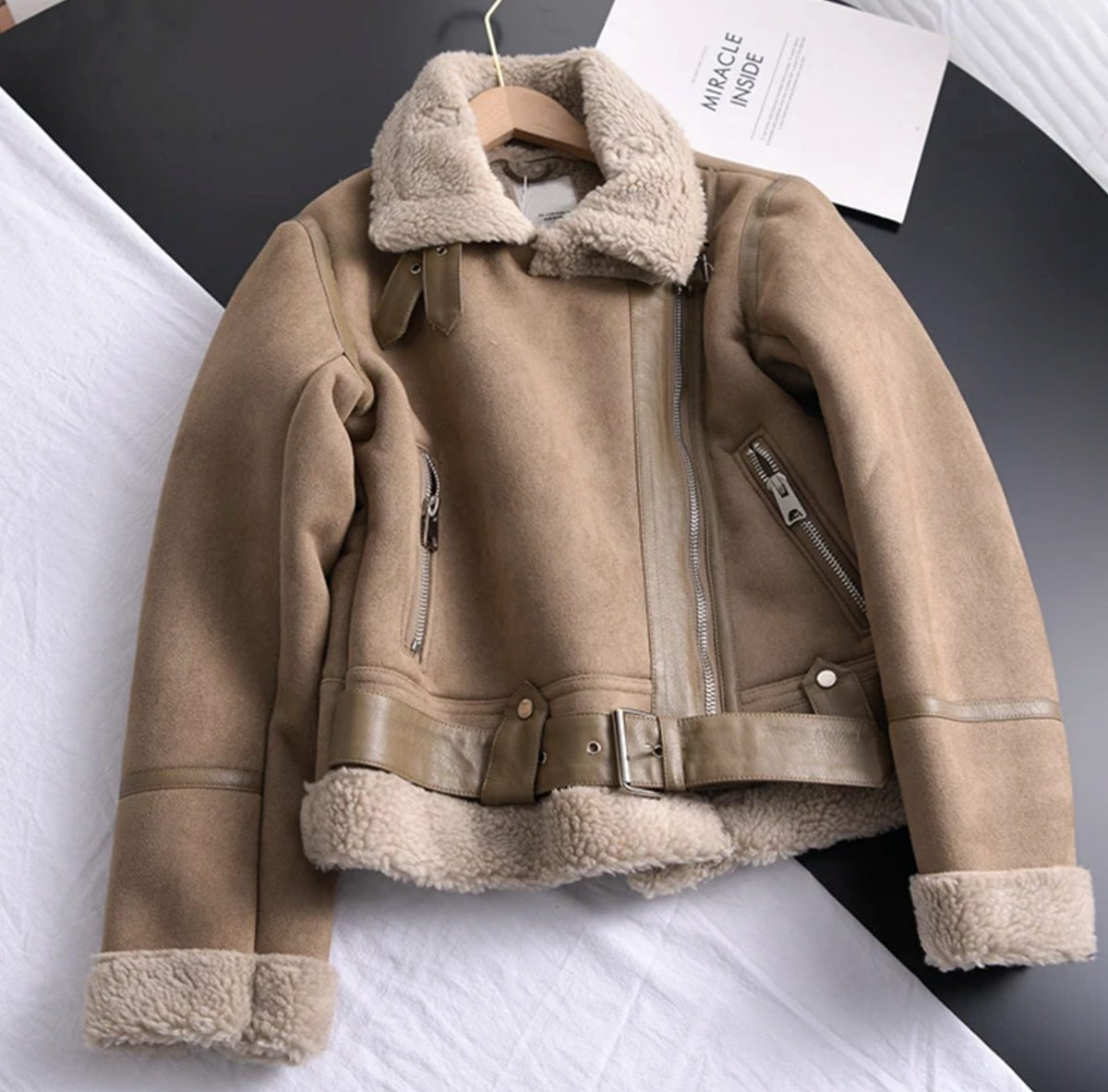 Mella | Cropped motojack van imitatiesuède met shearlingvoering en ceintuur