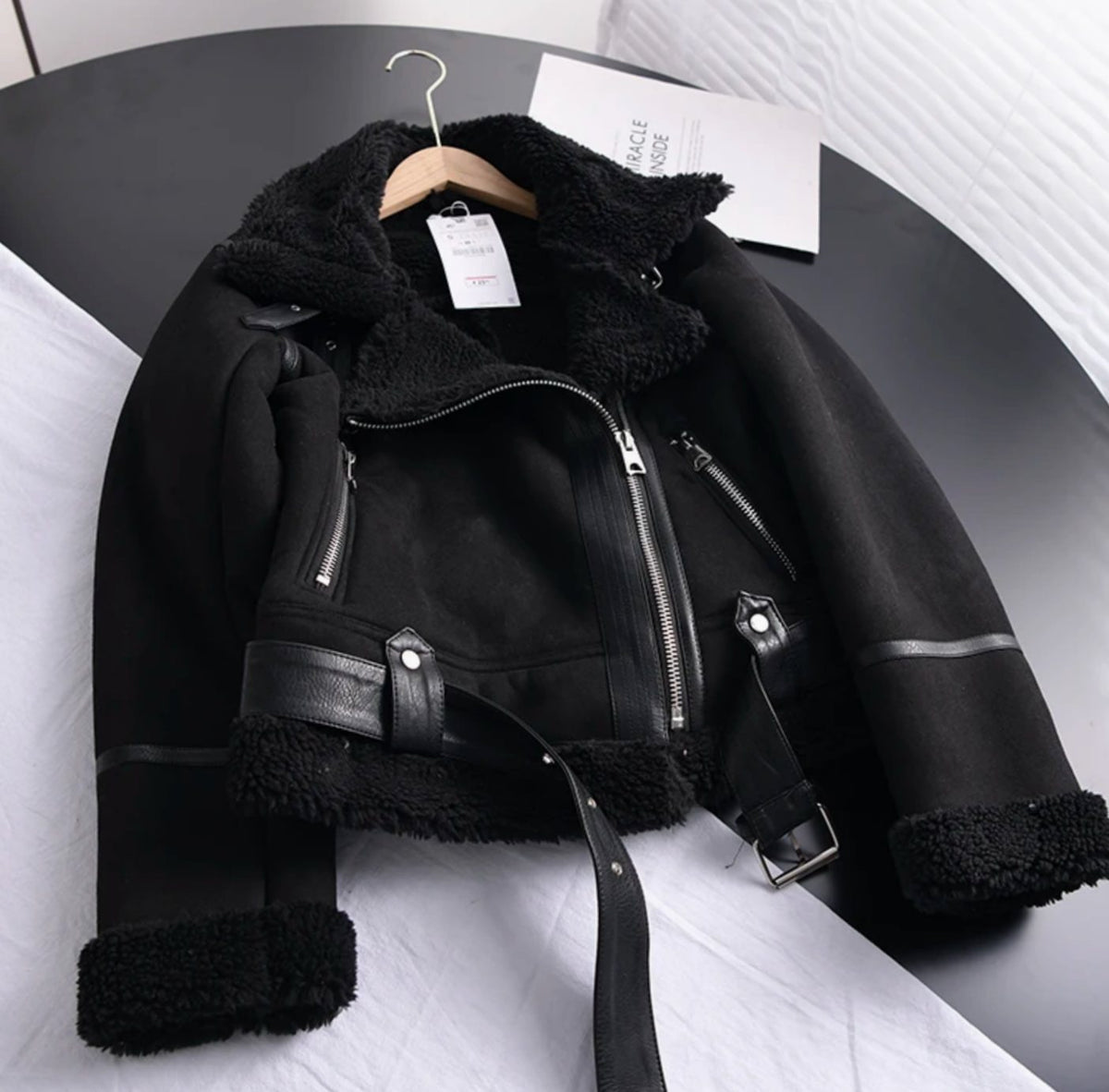 Mella | Cropped motojack van imitatiesuède met shearlingvoering en ceintuur