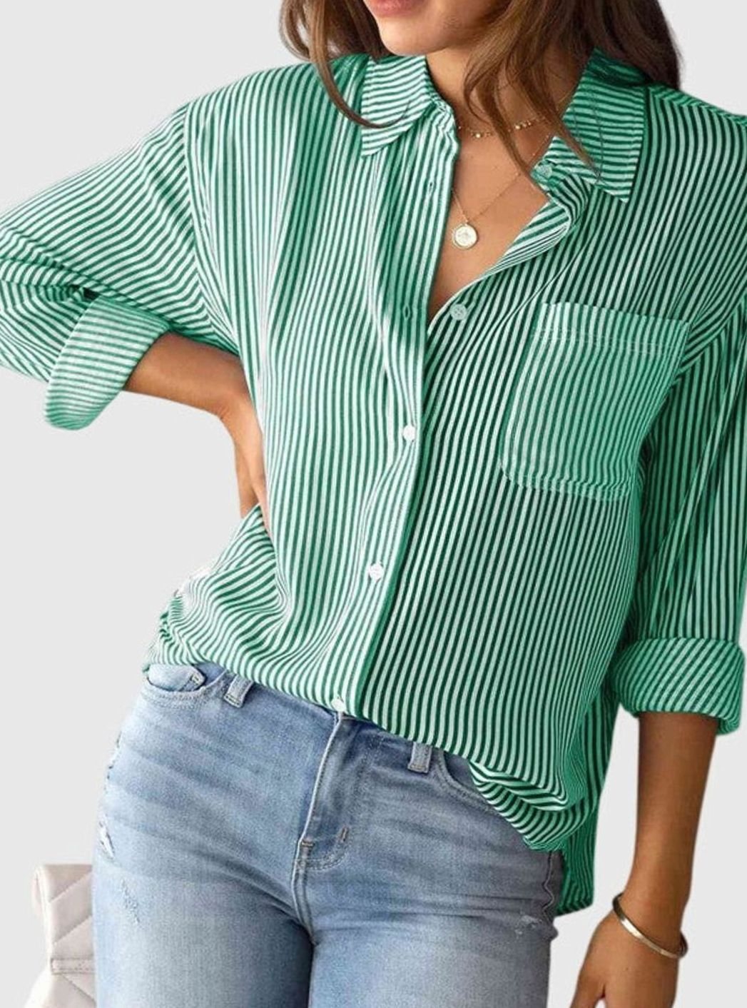 Claudia | Gestreepte damesblouse met knoopsluiting en strikzoom