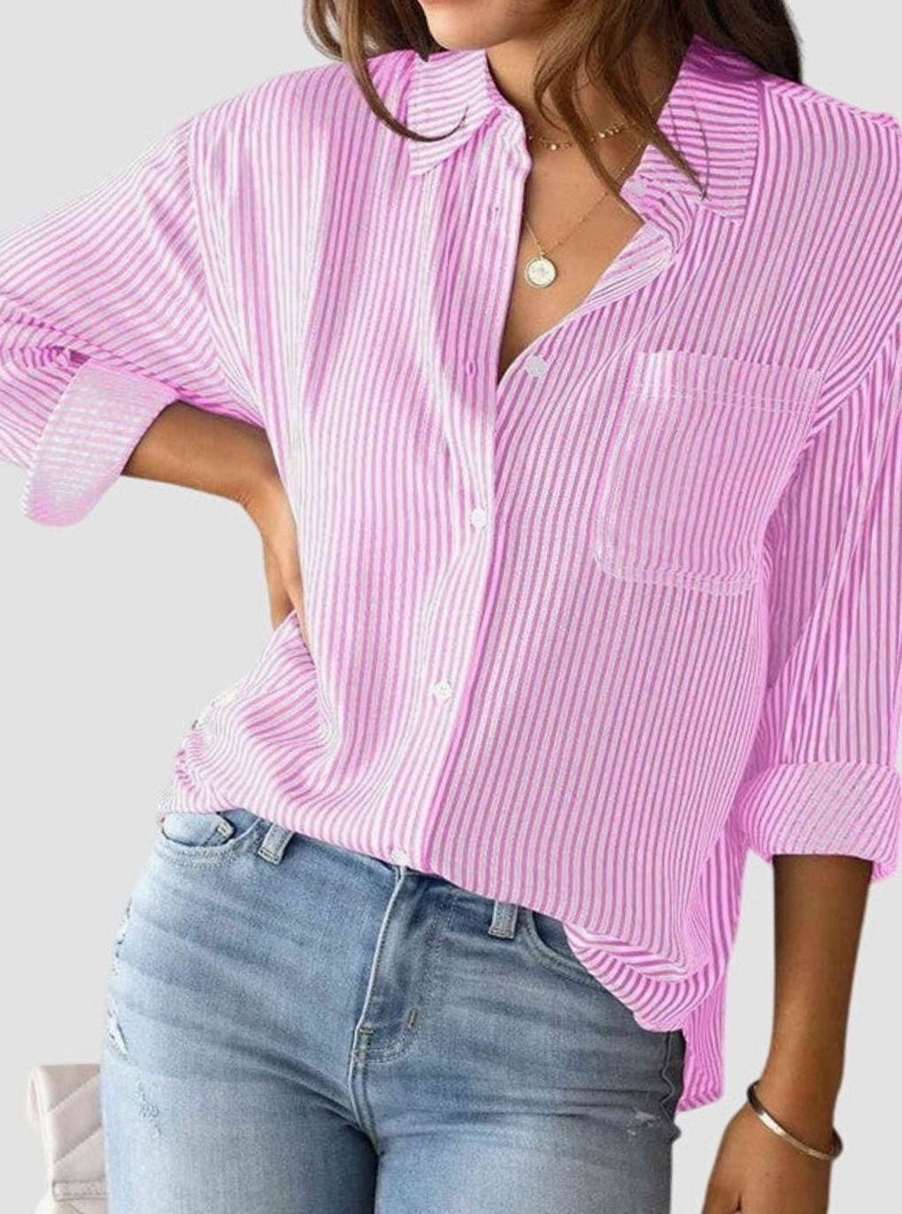 Claudia | Gestreepte damesblouse met knoopsluiting en strikzoom