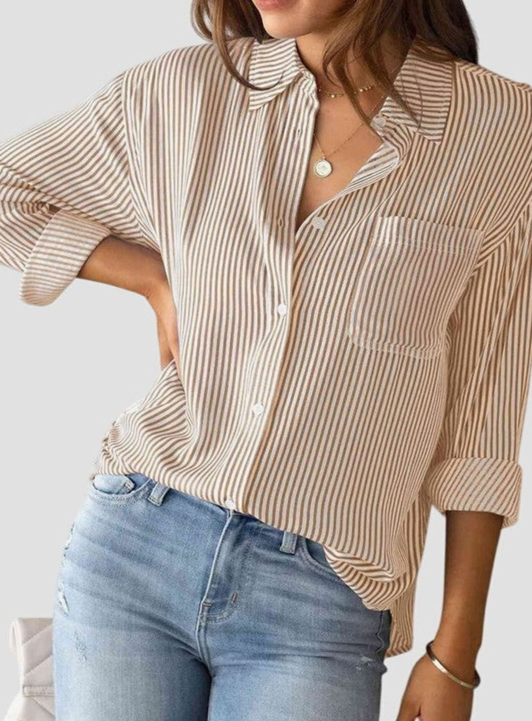 Claudia | Gestreepte damesblouse met knoopsluiting en strikzoom