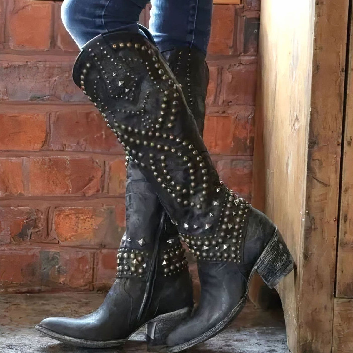 Knielange cowboylaarzen voor dames met studs en blokhak