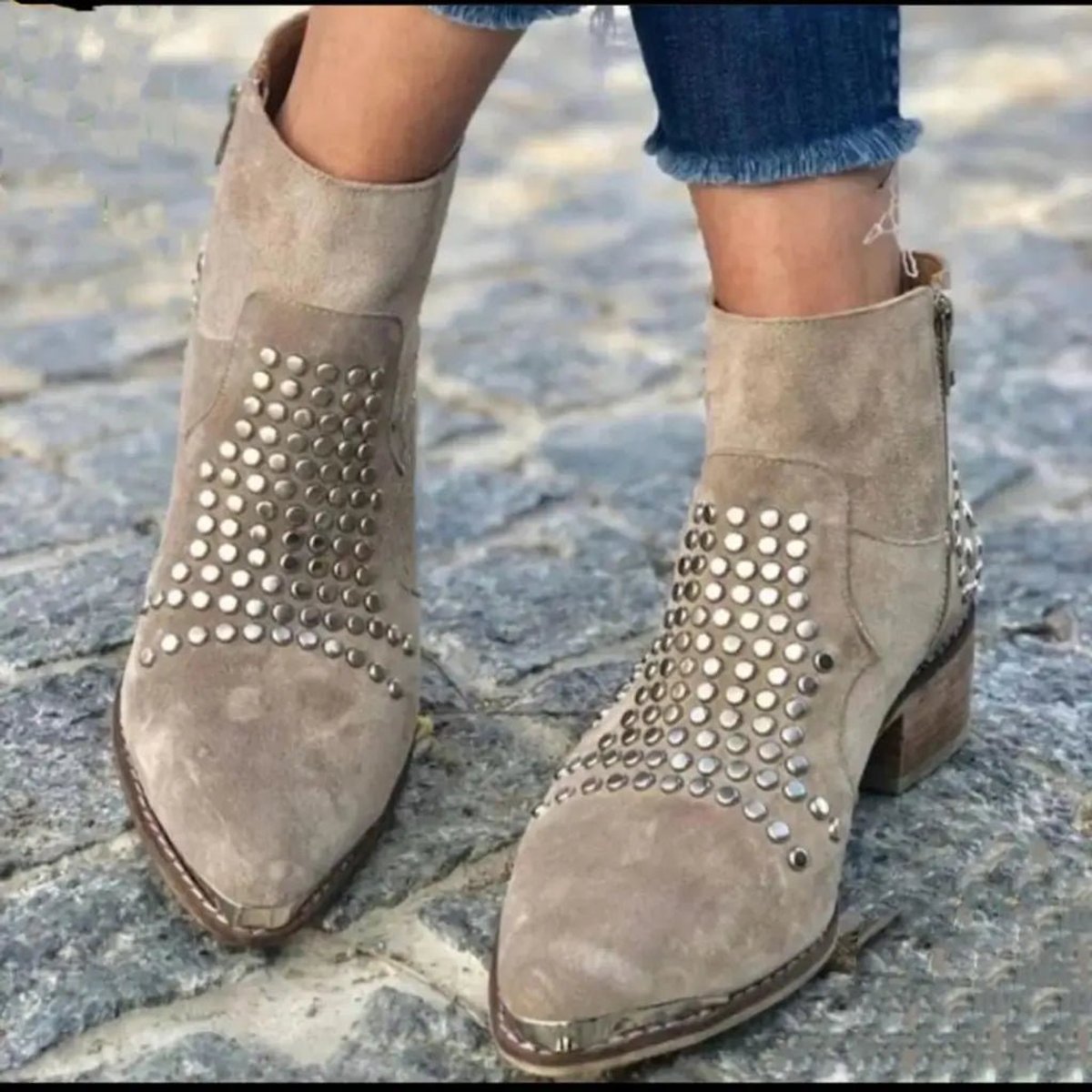 Damesenkellaarzen met suèdelook, studs in sterrenpatroon en blokhak