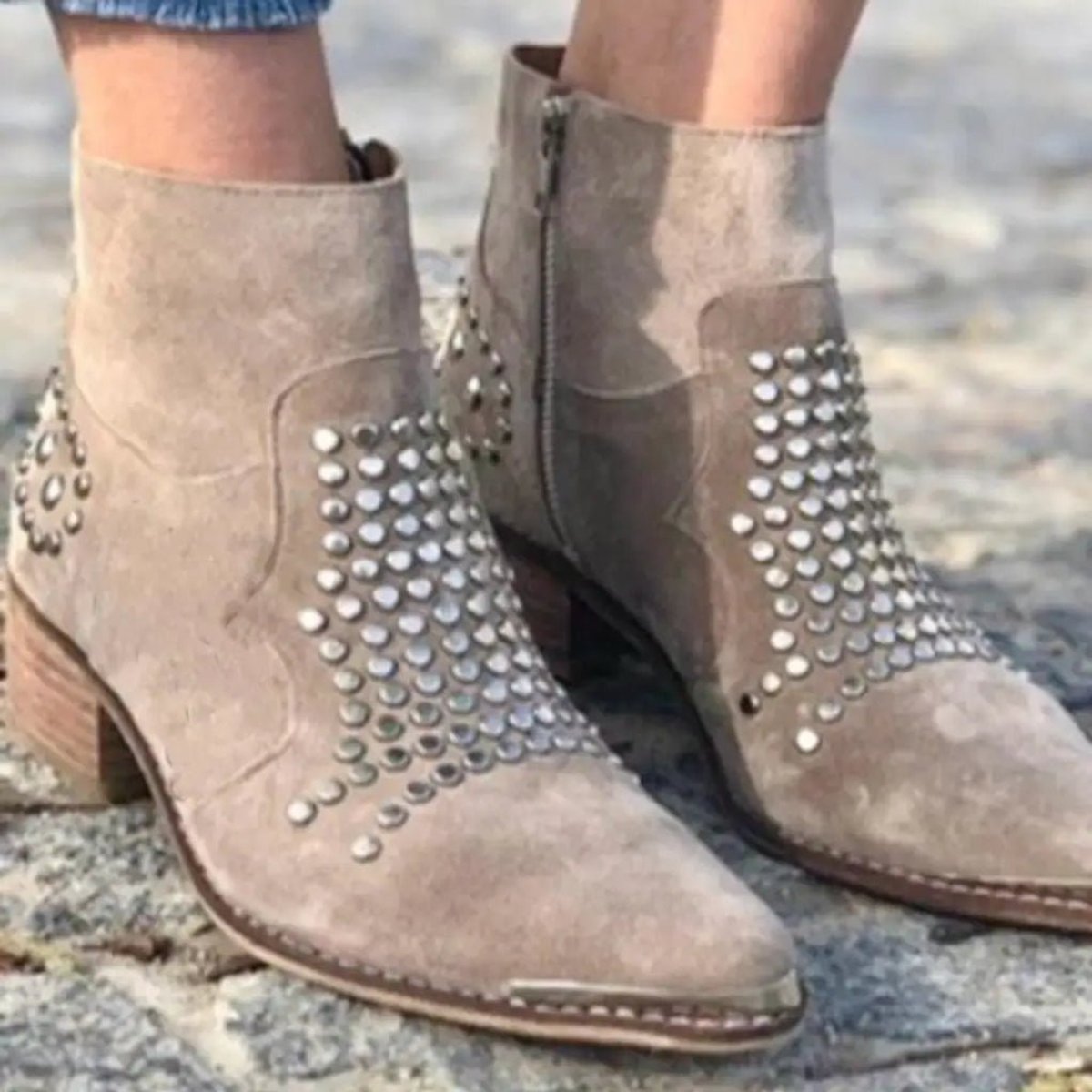Damesenkellaarzen met suèdelook, studs in sterrenpatroon en blokhak