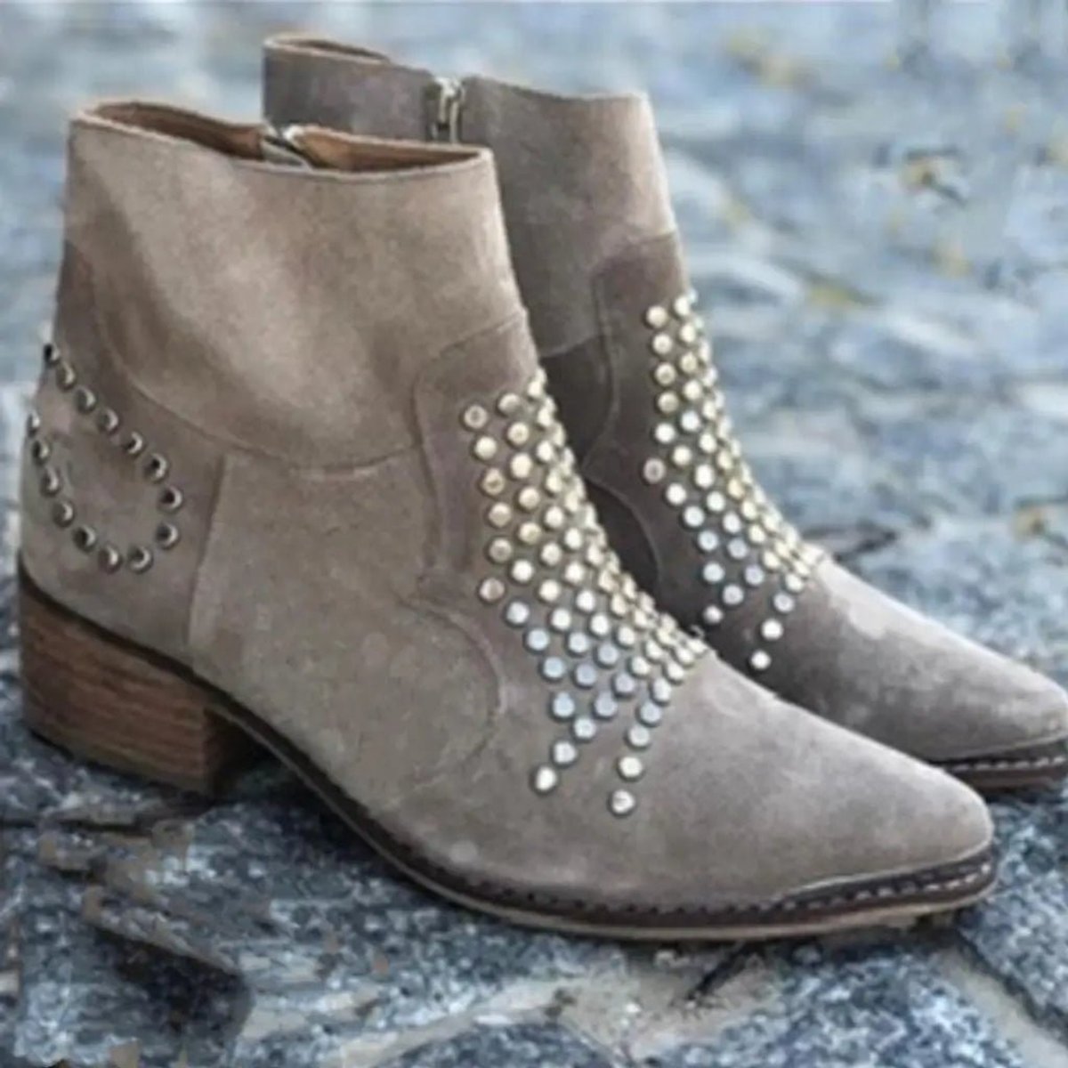 Damesenkellaarzen met suèdelook, studs in sterrenpatroon en blokhak