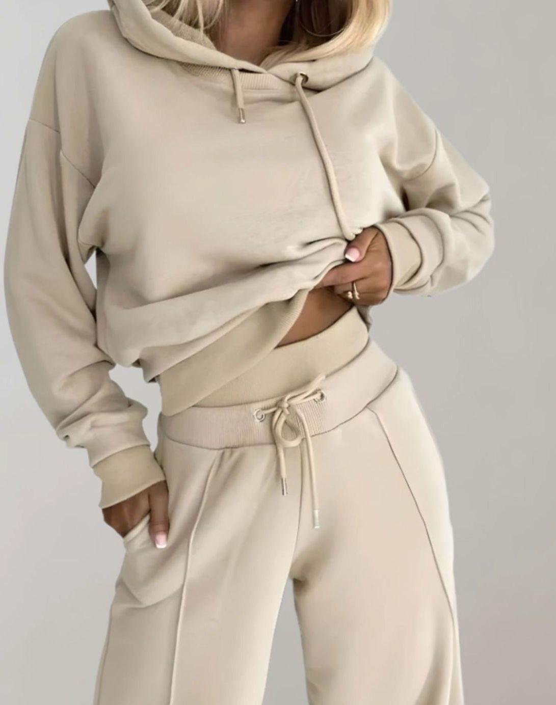 Tilde | Dames tweedelige set met cropped hoodie en wijde broek