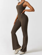 Rugvrije jumpsuit met uitlopende broekspijpen